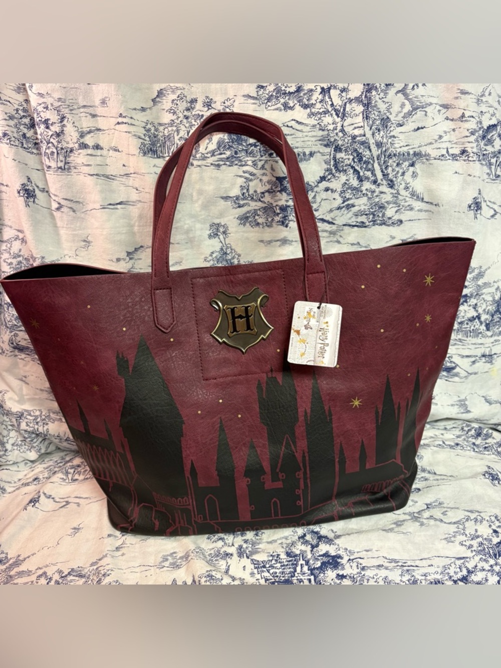 New Bioworld Harry Potter Tote Bag Exclusive Burgandy Hogwarts Castle Skyline